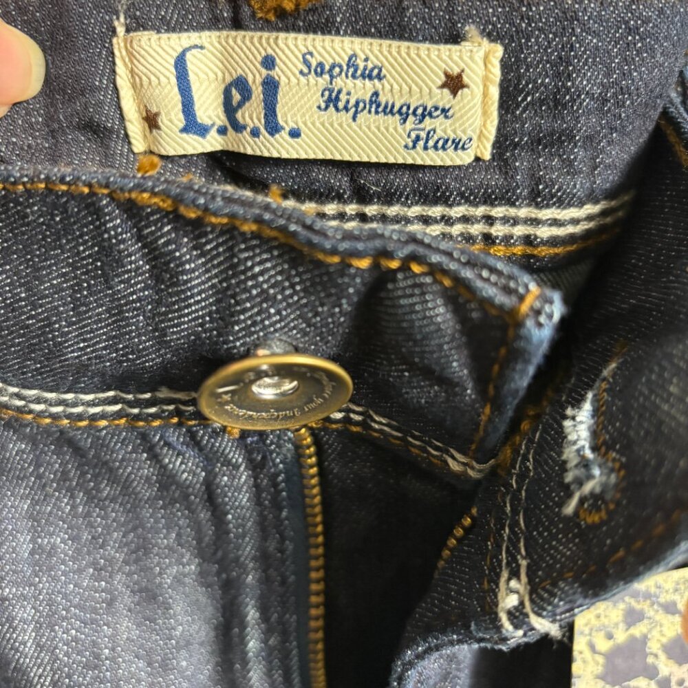🔥 L.E.I. Sophia Hiphugger Flare Jeans NWT Size 15 Embroidered Pockets - Picture 3 of 4